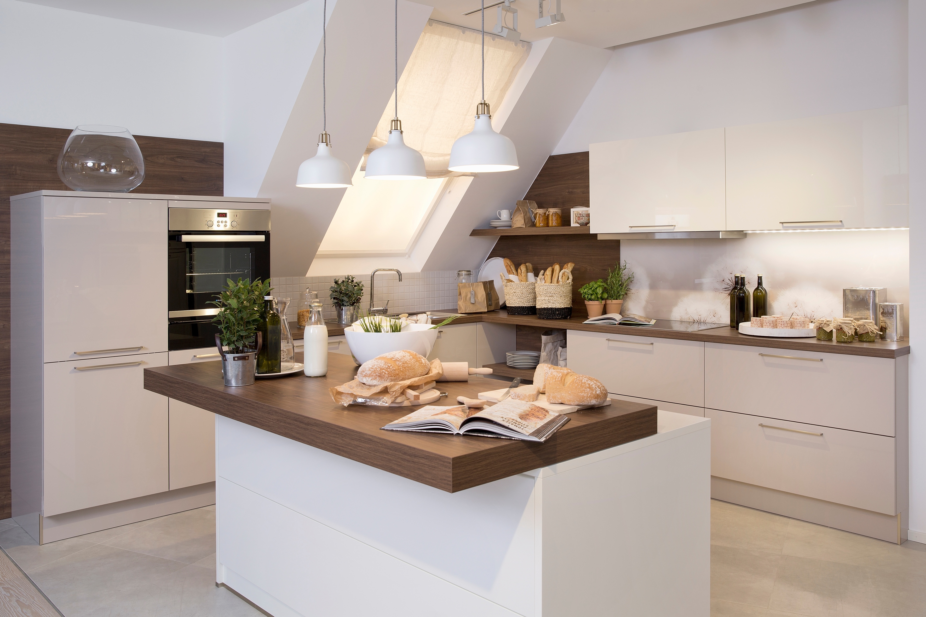 weiße Kücheninsel mit einer massiven Holztresenplatte