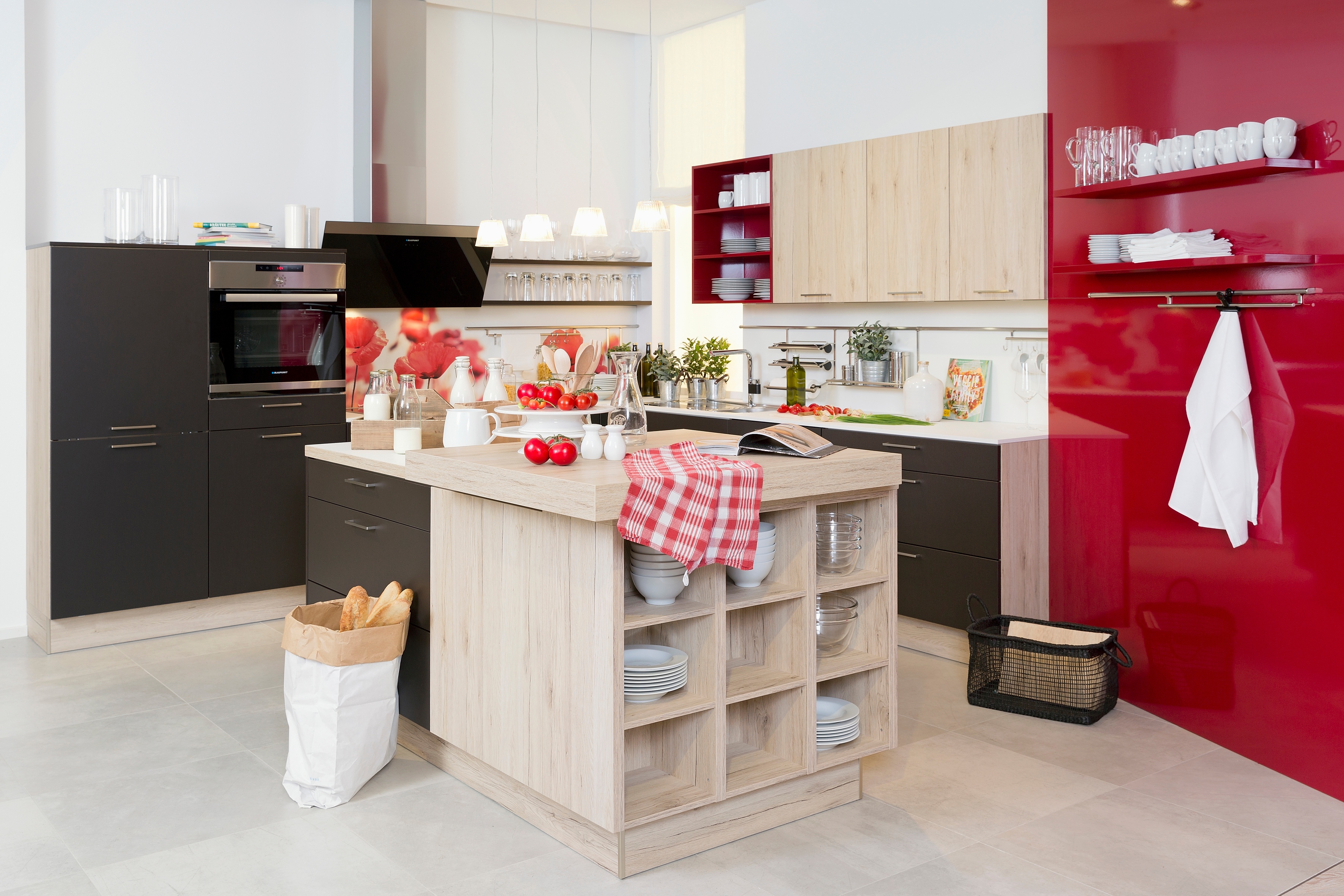 Dunkle Küche mit hellem Holz kombiniert, Kücheninsel mit Regalrückwand