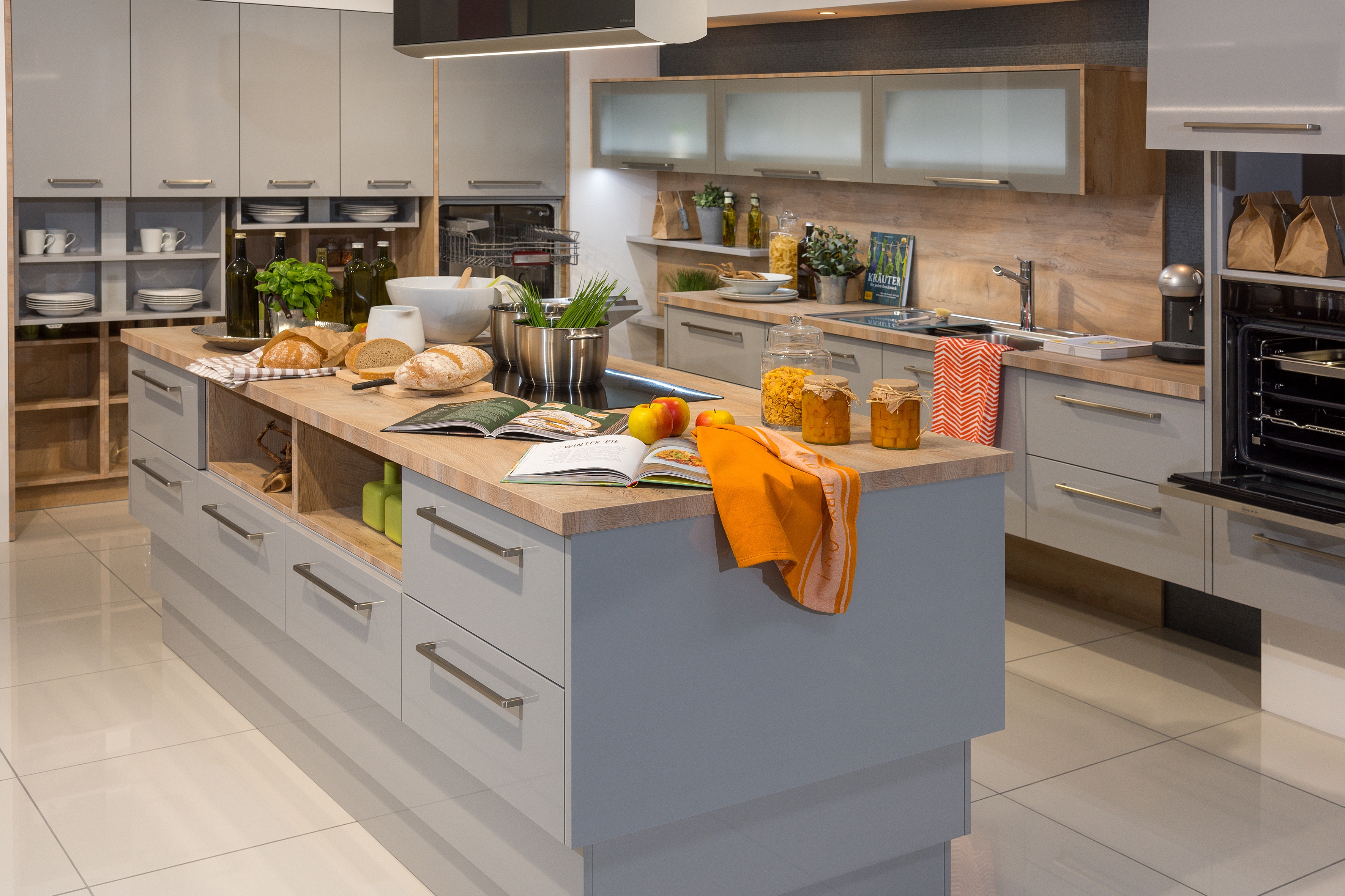 Graue Kücheninsel mit hohem Sockel und Holzarbeitsplatte