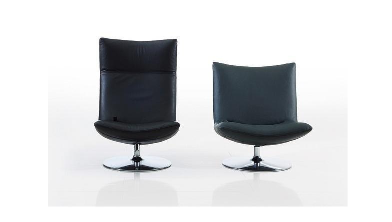 Zwei Drehsessel mit unterschiedlich hoher Rückenlehne