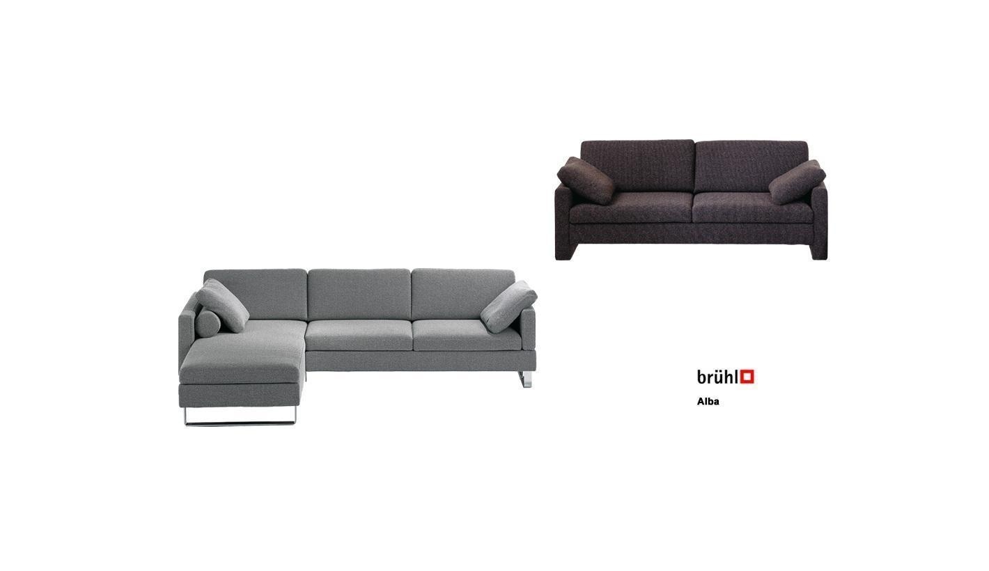 2 Sofas, ein dunkler Zweisitzer und eine graue L-förmige Couch