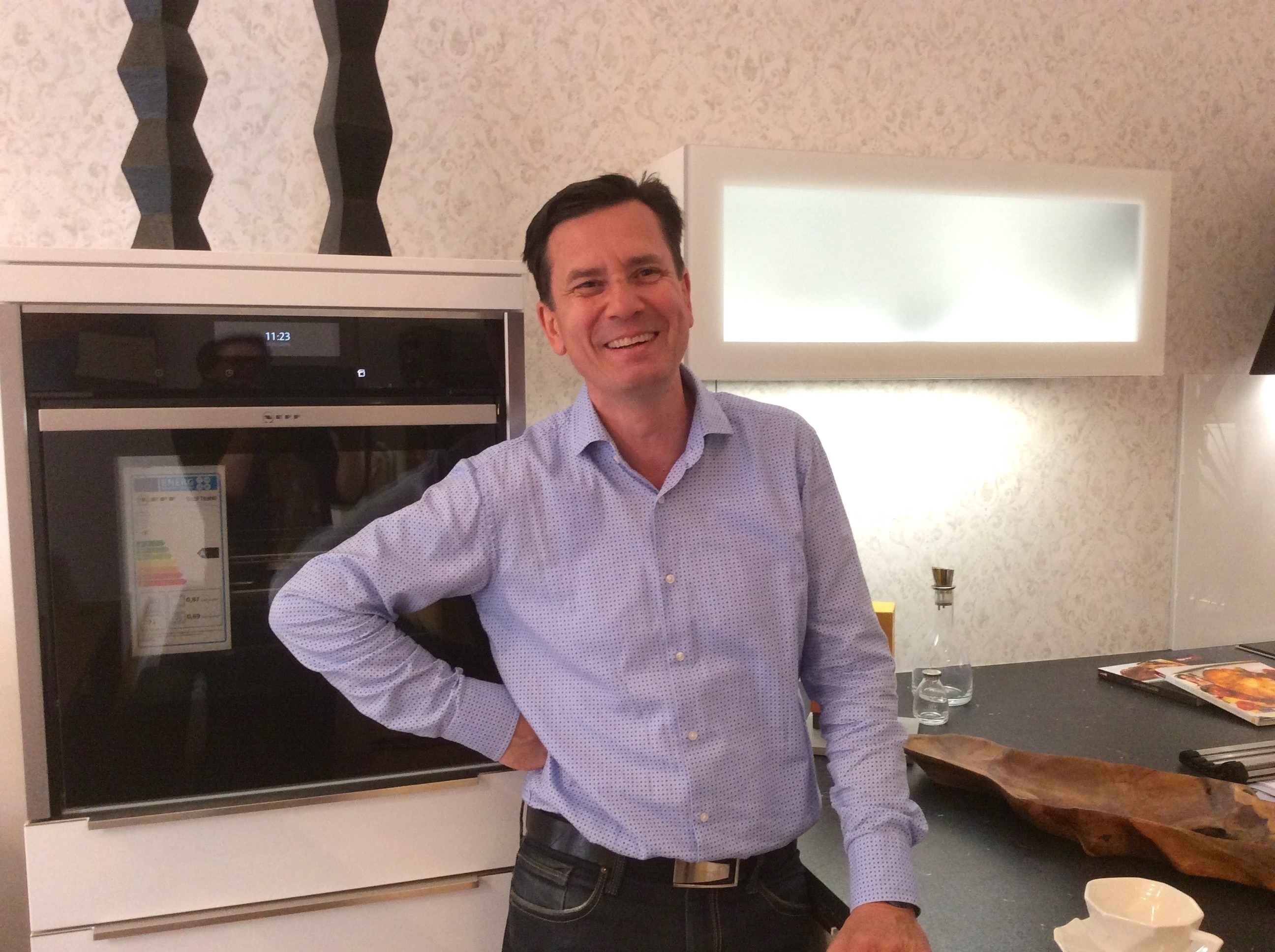 Foto von Frank Liebmann vor einer Küche