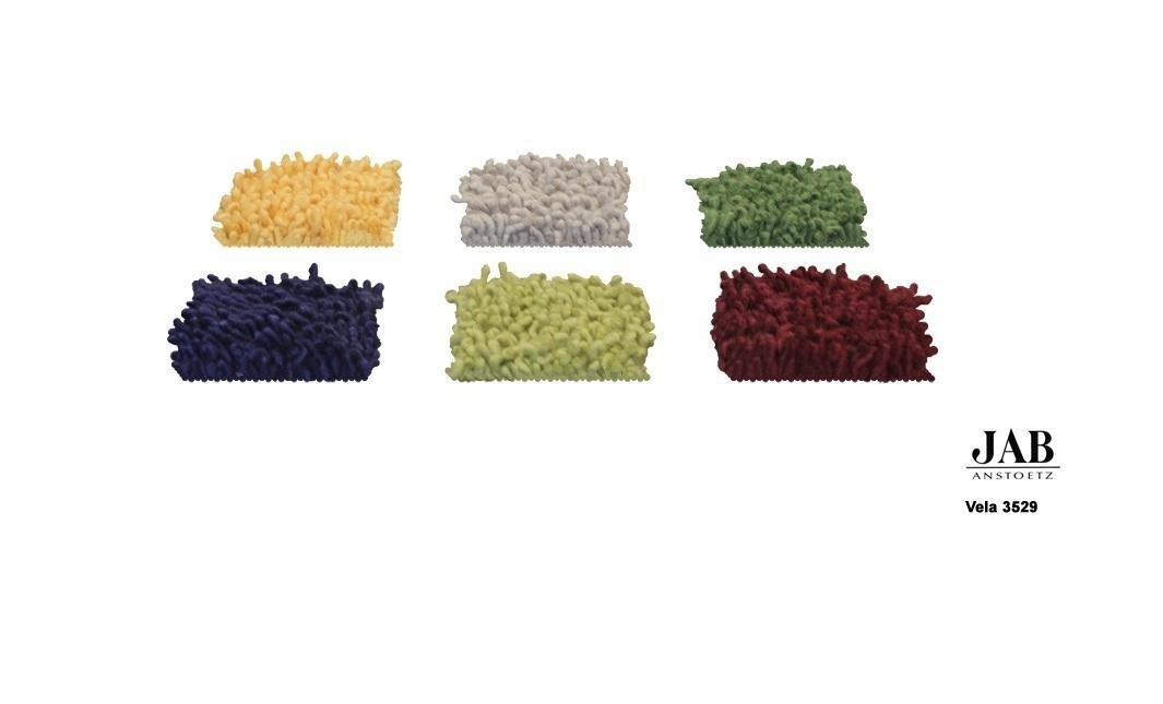 Kleine Teppichstücke in verschiedenen Farben