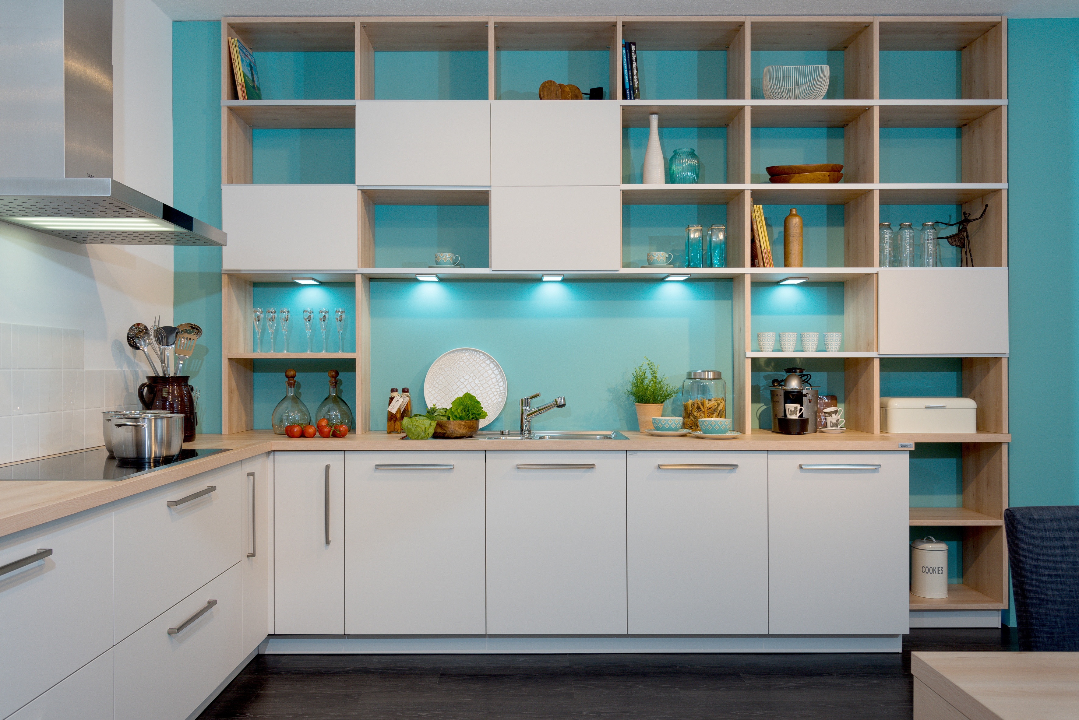 schlichte L-Küche mit einer ausladenden Regalwand