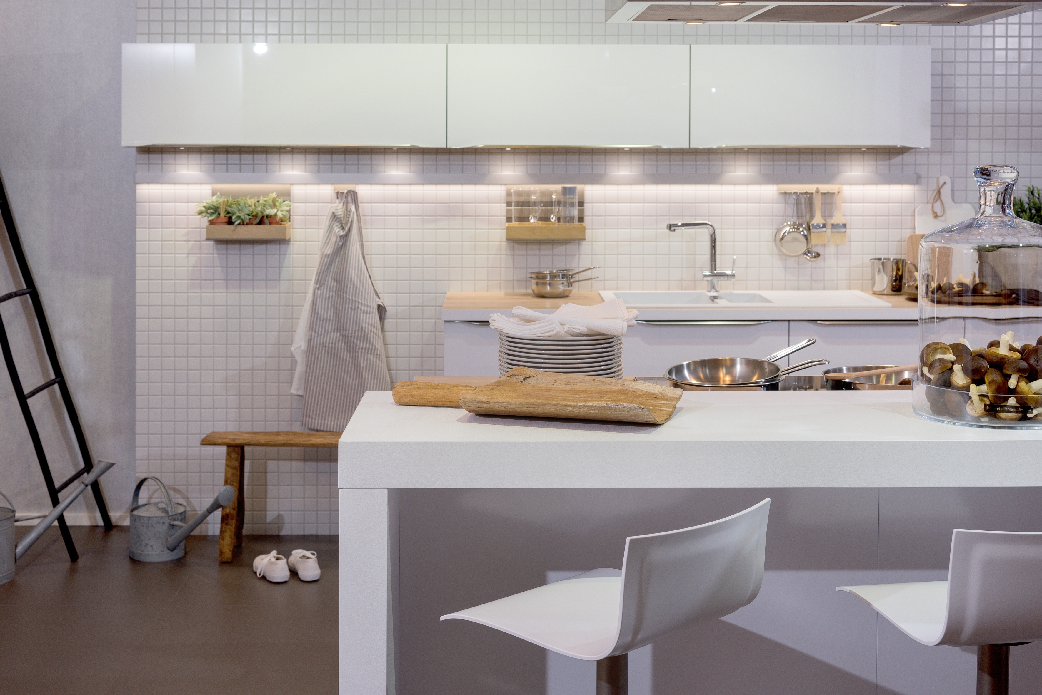 Küchenzeile mit niedrigen Hängeschränken und einer Kücheinsel mit angesetzten Tisch