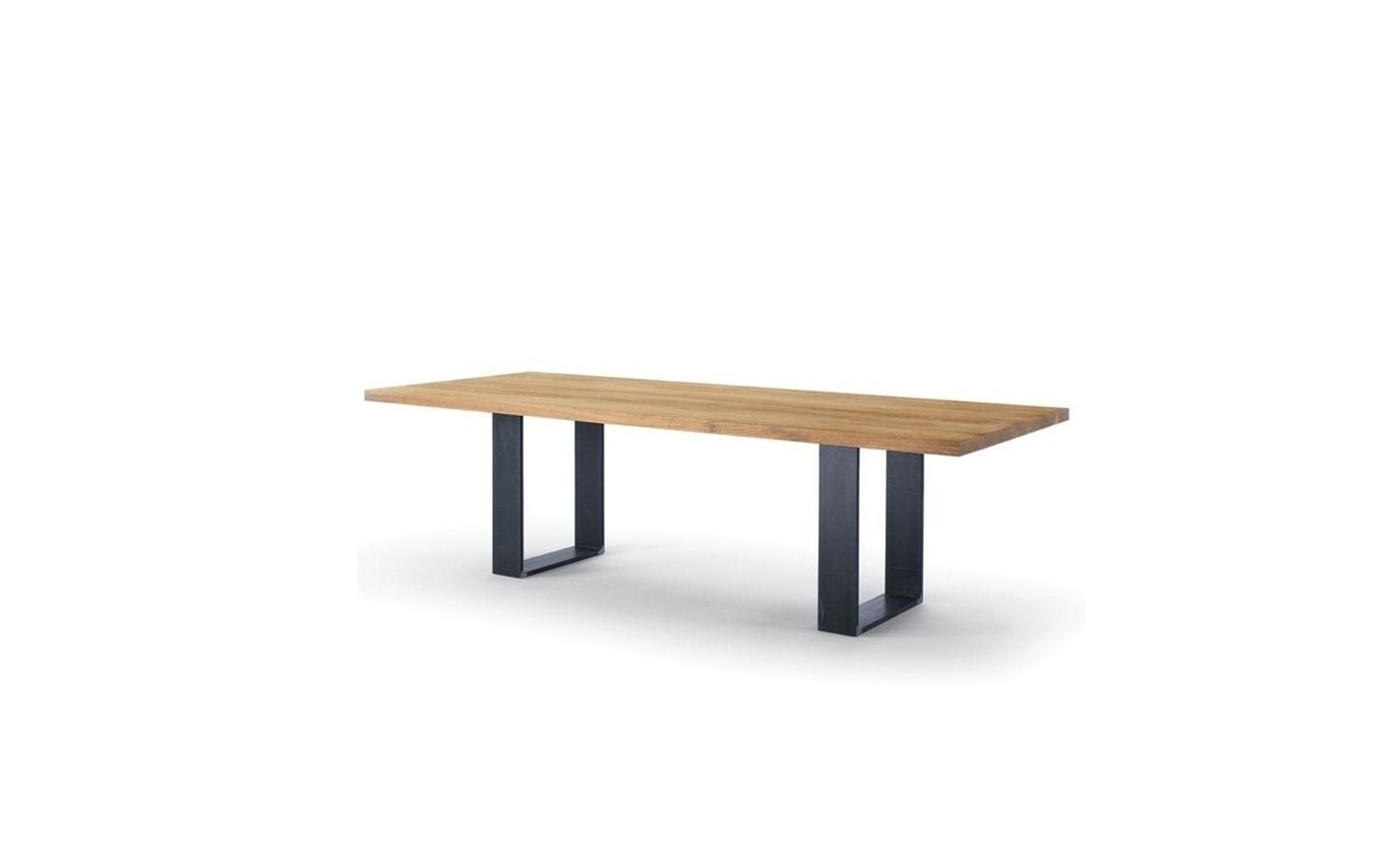 Holztisch mit schwarzem Kufengestell