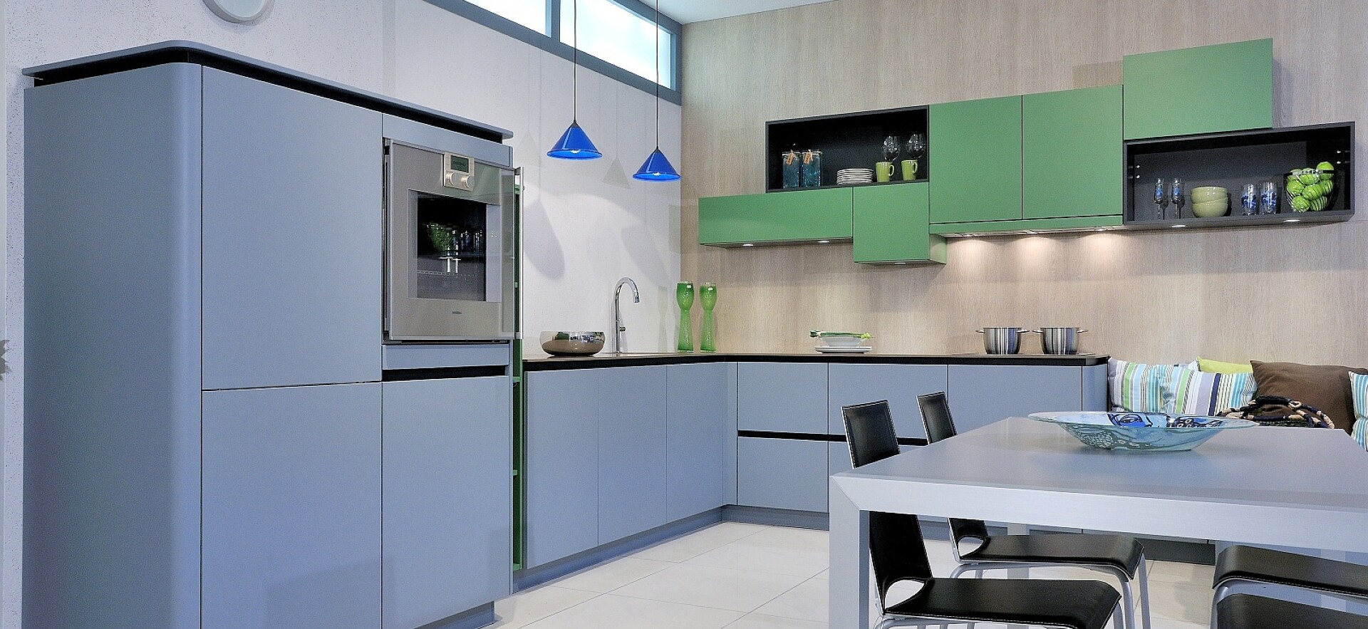 Grifflose Design-Wohnküche mit Esstisch und Sitzbank auf 15 qm.