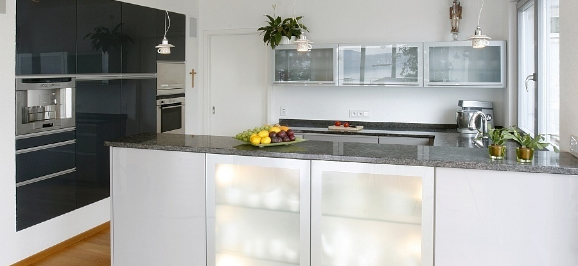 Indirektes Küchenlicht macht sich gut in Form von Küchenschrank-Innenbeleuchtung.
