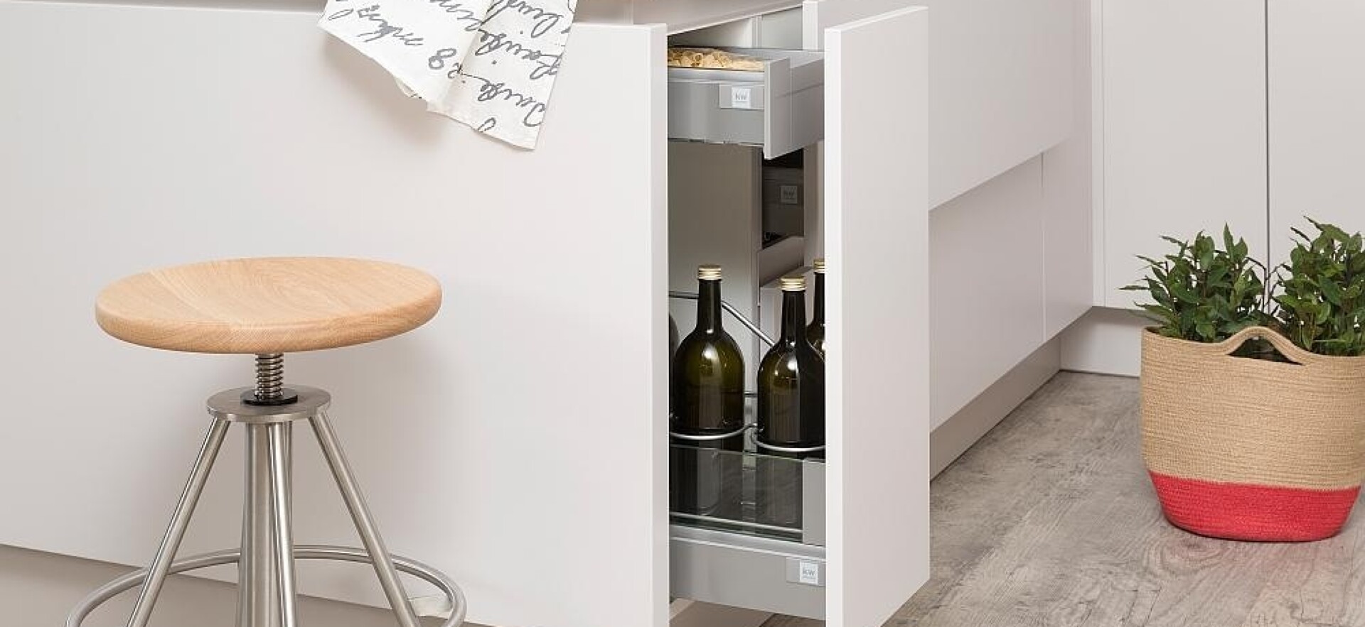 Unterschrank mit versteckter Schublade für ein flächiges Frontenbild