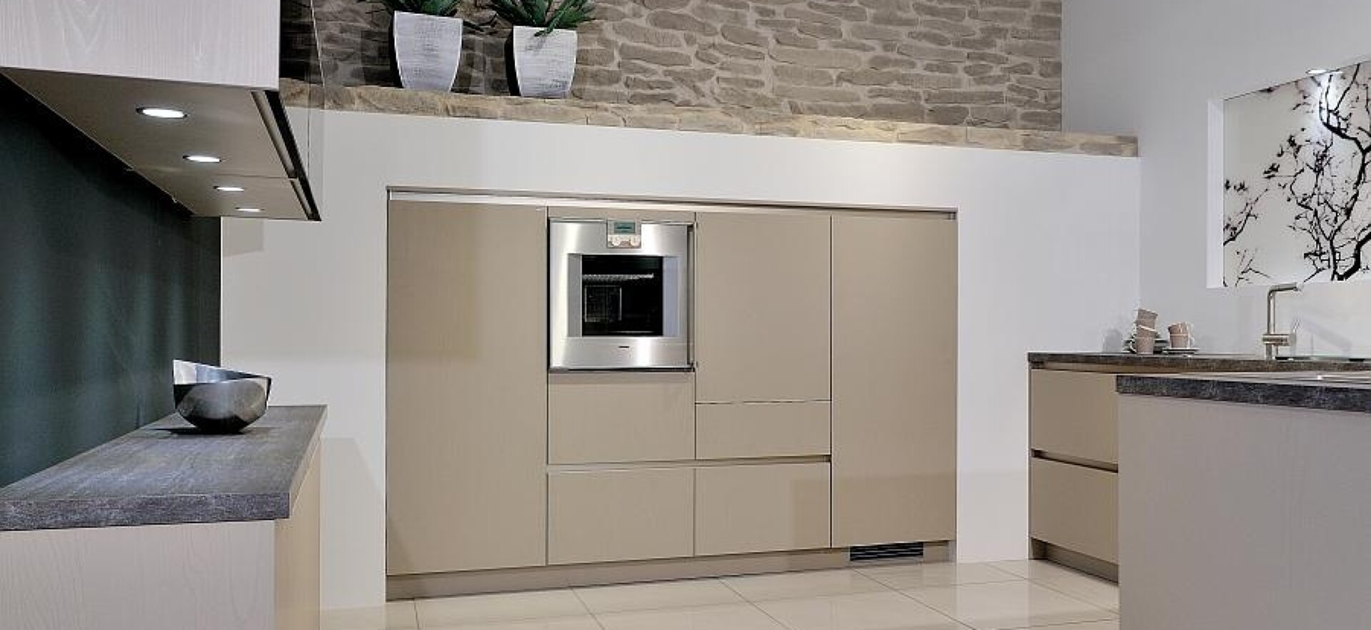 Interessante Küchenarchitektur mit flächenbündig integriertem, grifflosem Küchenschrank