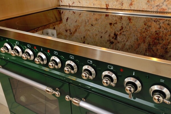 Range Cooker sind mit mindestens zwei Backöfen oder verschiedenen Garräumen ausgestattet.